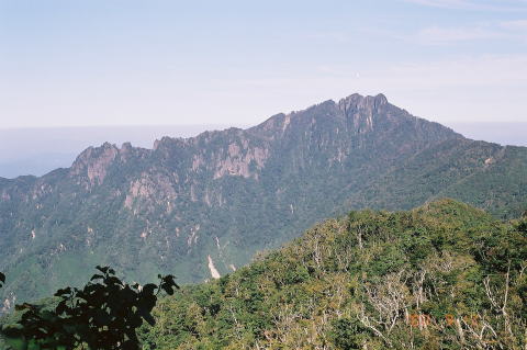 笠松東尾根展望台から見た傾山